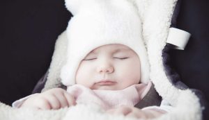 Garder bébé au chaud en hiver: les accessoires et vêtements utiles