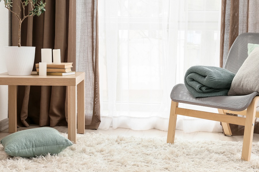Les meilleurs tissus et matériaux pour des rideaux et coussins d’hiver confortables