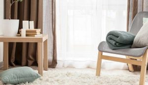Les meilleurs tissus et matériaux pour des rideaux et coussins d’hiver confortables